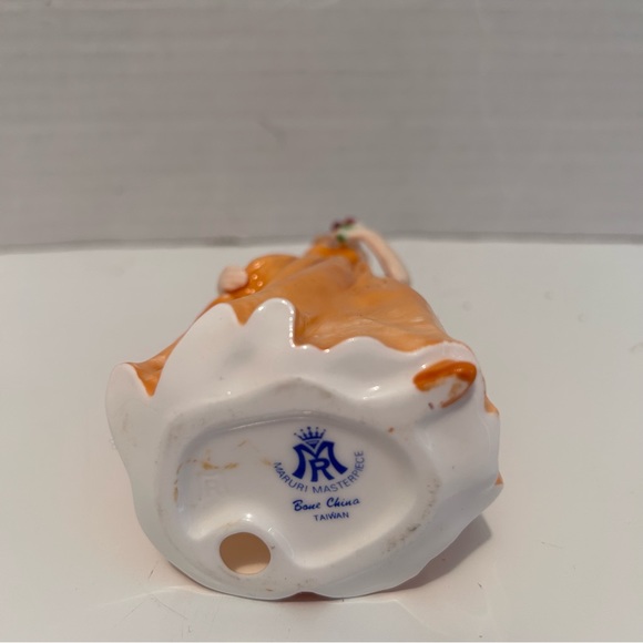 Maruri Masterpiece Beautiful Woman Figurine in yellow gown 5-1/4” tall - Picture 7 of 8